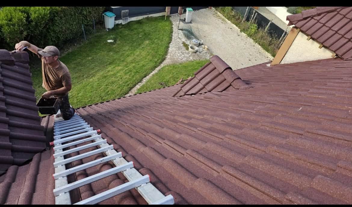 Réparation de toiture en cours réalisée par Artisan MG